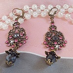 BO Irrésistible Love montées avec cabochons ronds, gouttes facettées Noires en verre, coupelles étoiles et filigranées sur des dormeuses Bronze